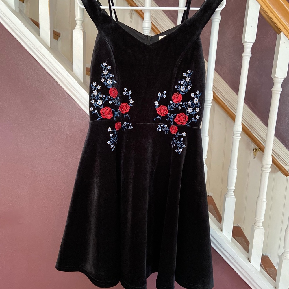 Black velvet cocktail dress womens medium by Francesca’s holiday party
